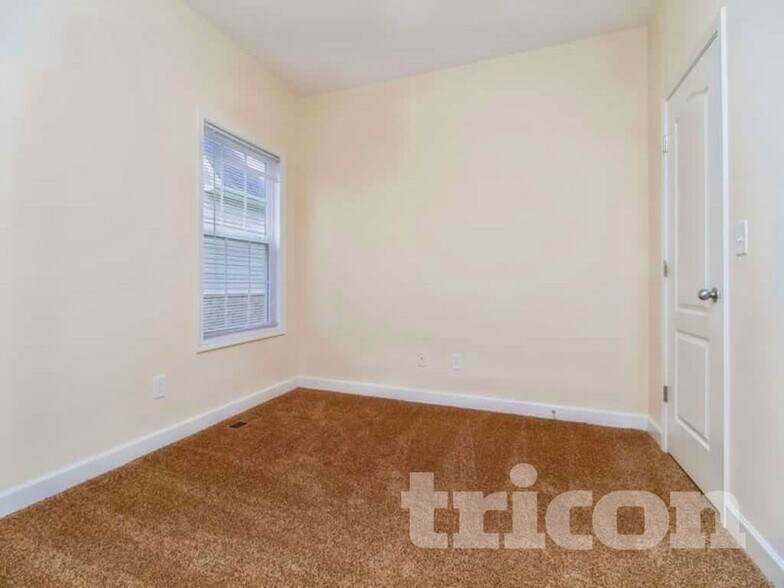 Building Photo - 1015 Golf View Way