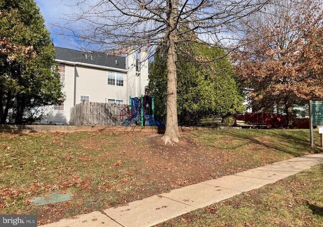 Building Photo - 127 Tulip Ln