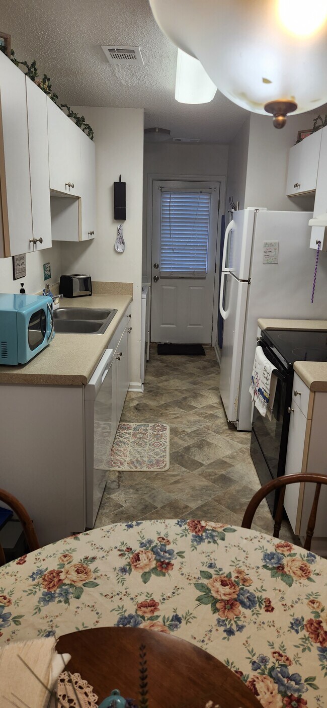 Building Photo - 2593 Nancelon Cir N