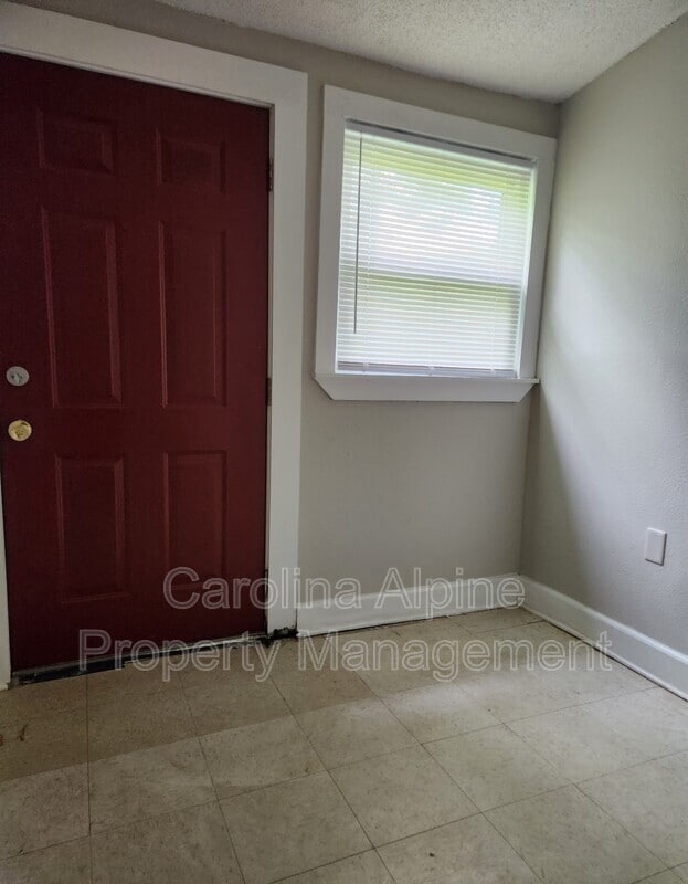 Building Photo - 609 Hillcrest St