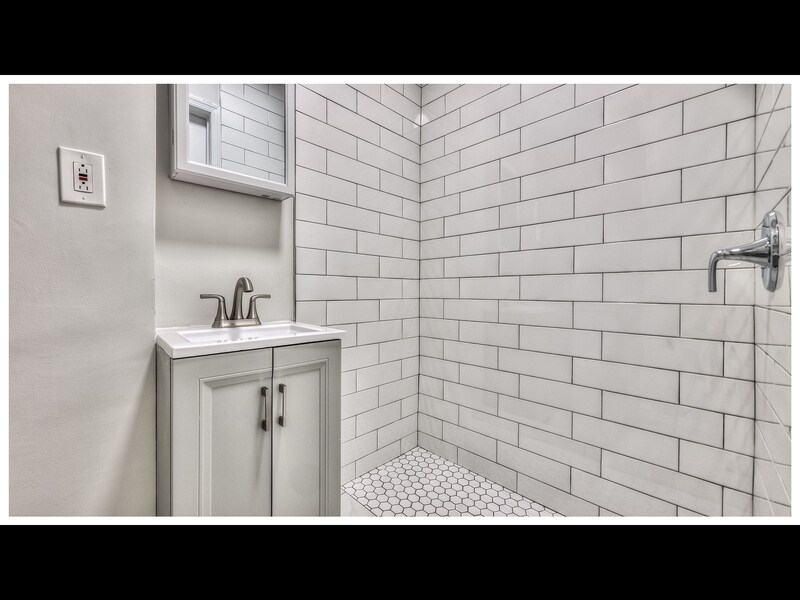 Building Photo - 2220 Lyndhurst Ave