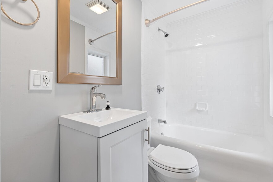 Building Photo - 666 Main St