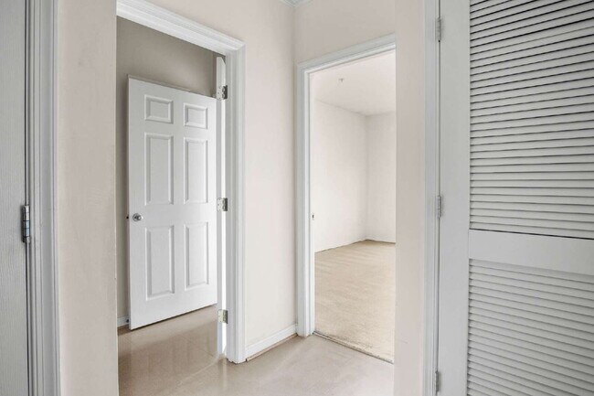 Building Photo - Modern Condo Living with Balcony and Great Location