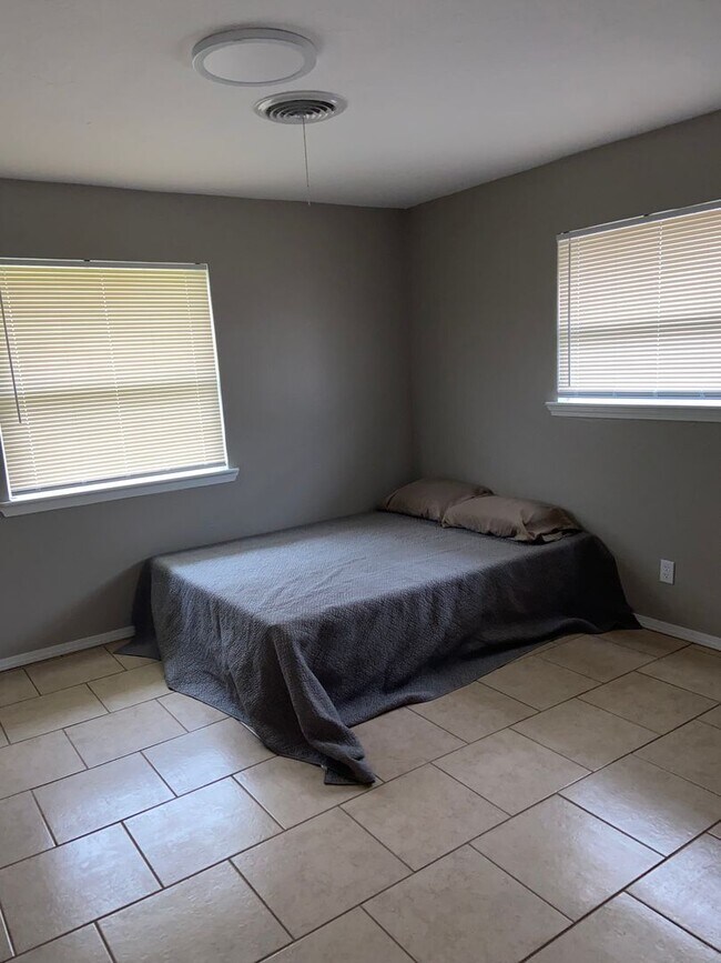 Building Photo - Ada, OK