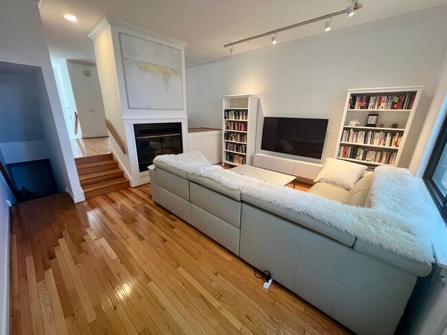 Building Photo - Luxurious 3-Bedroom Townhome in Fairmount!...