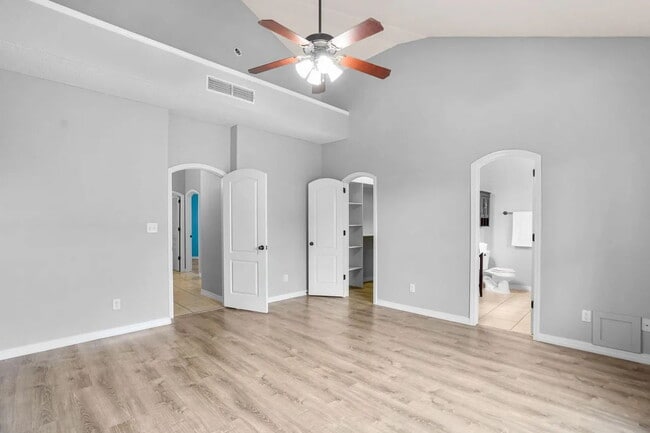 Building Photo - "Charming 3-Bedroom Retreat with 2 Full Ba...
