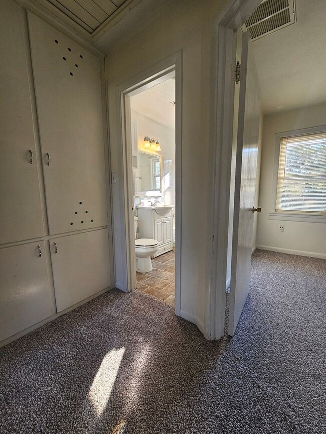 Building Photo - (2) Bed/(1) Bath Avail NOW!