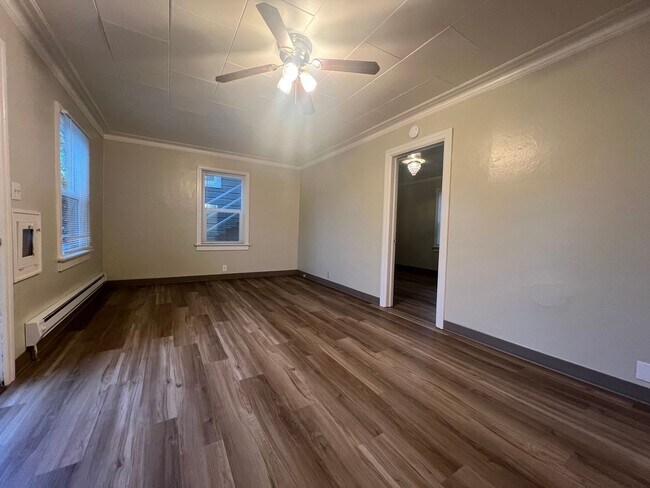 Building Photo - Cute, One bedroom duplex in Central Medfor...