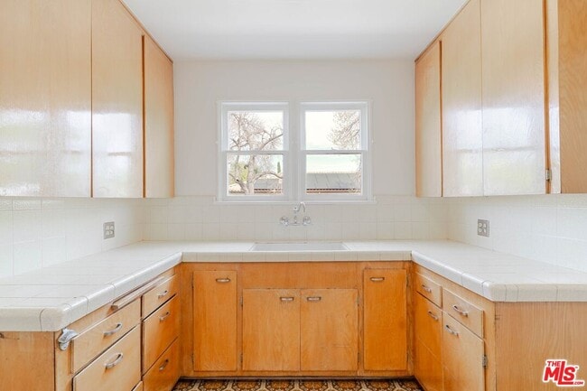 Building Photo - 4950 Newcastle Ave