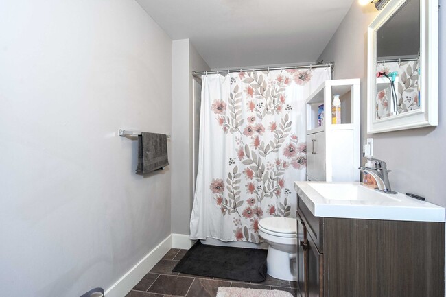 Building Photo - Remodeled 3 bedroom/2 bathroom in South Side