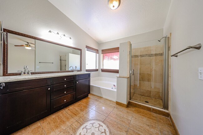 Building Photo - Stunning 3 bedroom, 2.5 bathroom Gold Cour...