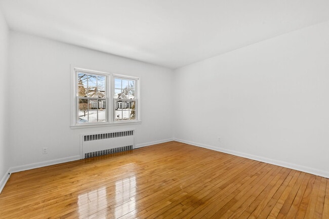 Building Photo - 115 Stonehedge Dr N