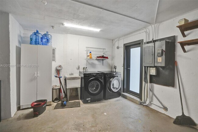 Building Photo - 1064 NE 97th St