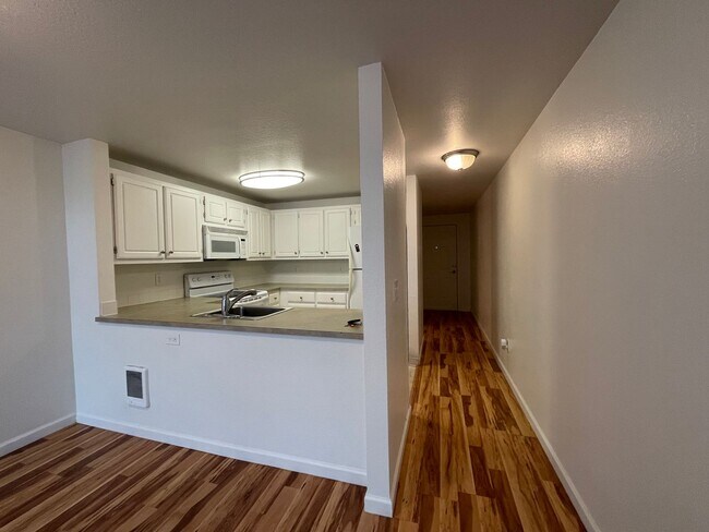Building Photo - 2Bd/2Ba in Bethany Condo with Garage ~ Washer/ Dryer in Unit ~ Top Floor ~ Community Pool!!!