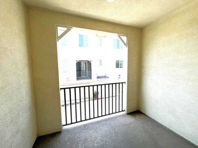 Building Photo - Beautiful 2 Bedroom, 2.5 Baths Townhome in...