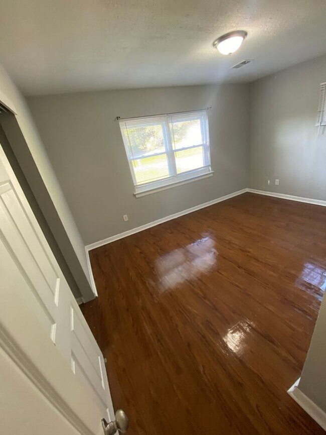 Building Photo - Cute 3 Bedroom 1 Bathroom