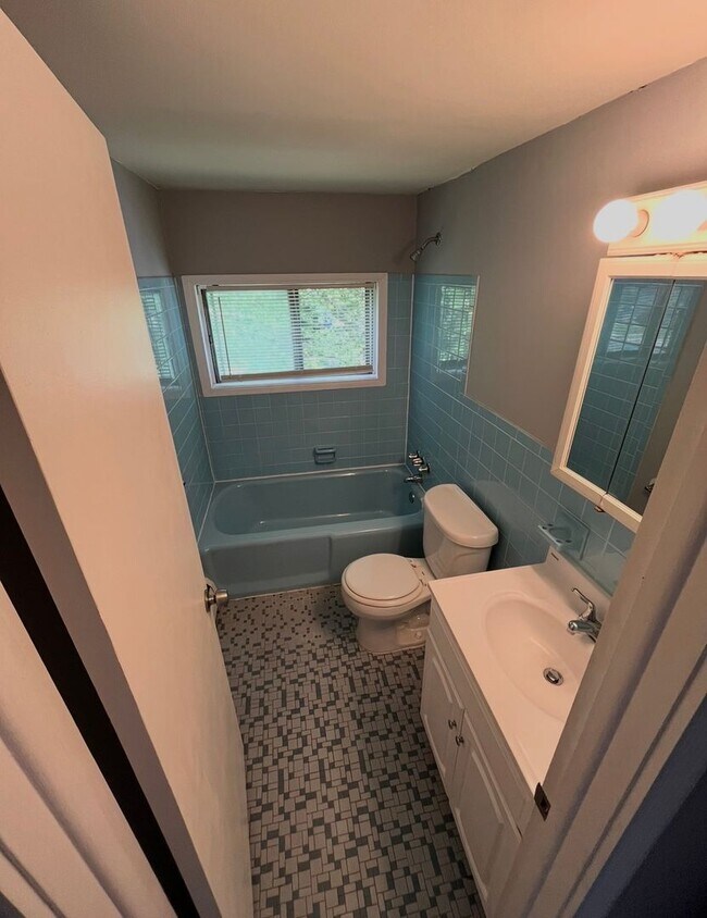 Building Photo - 4 bedroom 2 bath home in the Crabtree section of Levittown. Available for move in now