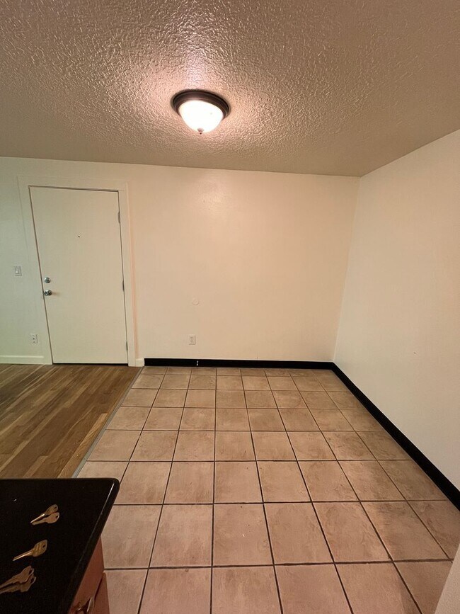 Building Photo - Hardwoods, granite countertops, parking, c...