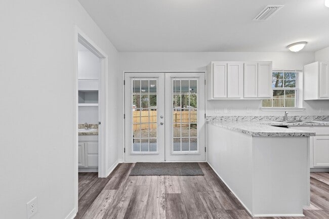 Building Photo - Beautifully Updated Townhouse