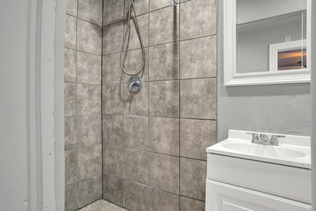 Building Photo - Central 1 Bedroom 1 Bath