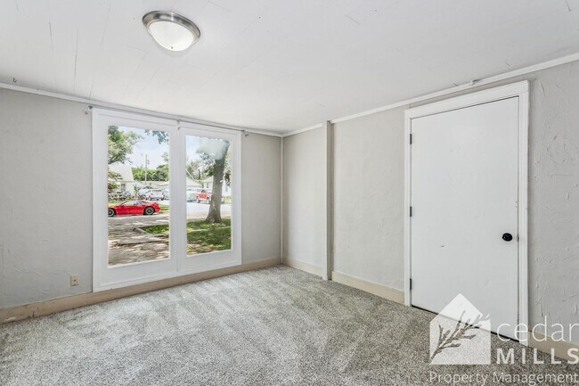 Building Photo - Great SE 3 bedroom home with many updates