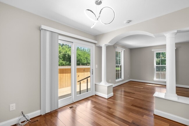 Building Photo - 3 Bed 2.5 Bath - Gaithersburg Townhome - Completely Renovated