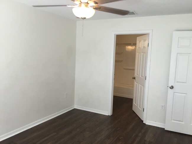 Building Photo - 10225 Summerview Cir