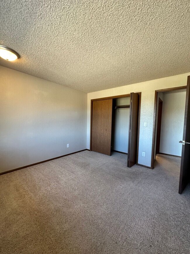 Building Photo - 1826 Rocklund Dr