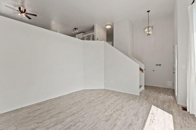 Building Photo - 2721 E Longfellow Ave