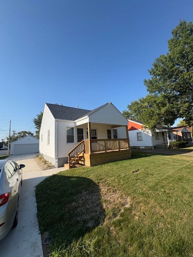 Building Photo - COMPLETE Remodel 2 Bedroom / 1 Bath House