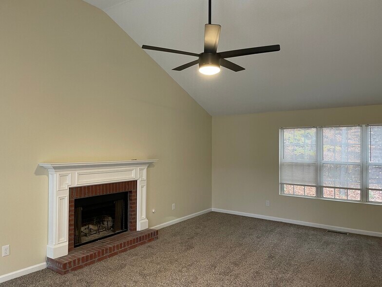 Living room - 1716 Graywood Dr SE