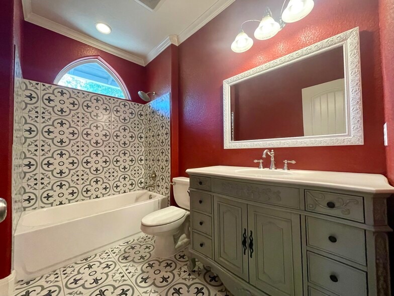 Hall bathroom - 417 S Washington Ave