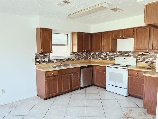 Building Photo - 10603 Village Trail Dr