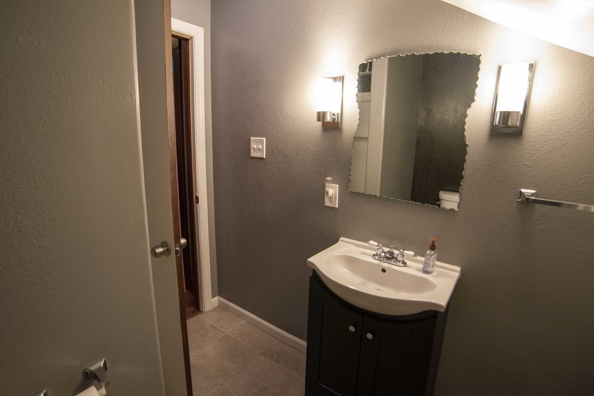 3rd floor full bath - 1003 Chestnut St