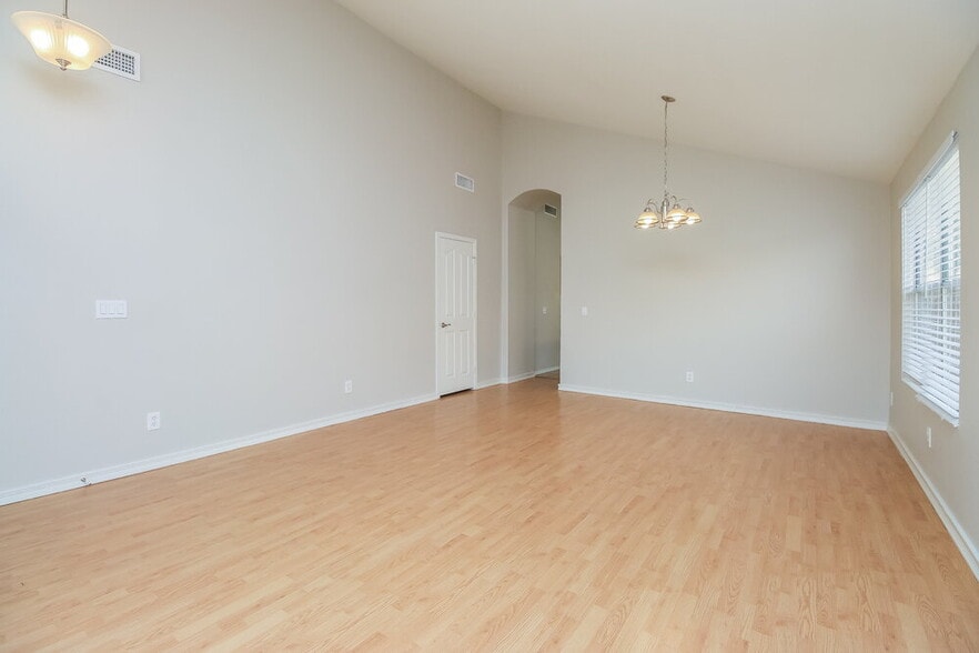 Building Photo - 7932 W Taro Ln