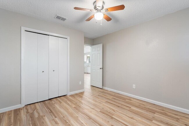 Building Photo - 10503 Little Pebble Dr