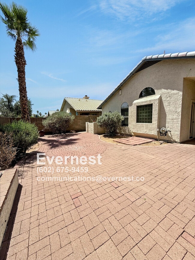 Building Photo - 3-Bedroom Home Near Schools and Everyday E...