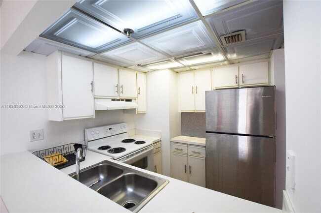 Building Photo - 540 Brickell Key Dr