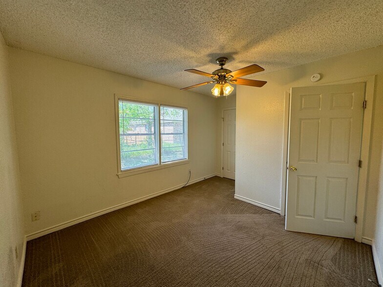 Building Photo - 1301 Franz Dr