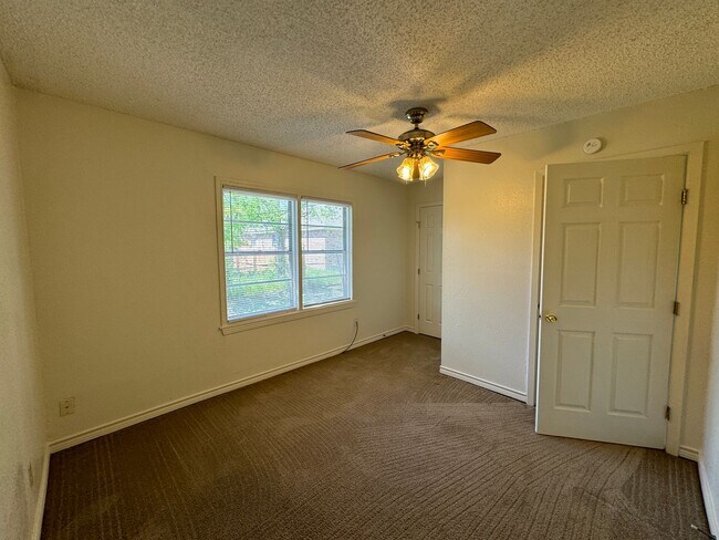 Building Photo - 1301 Franz Dr