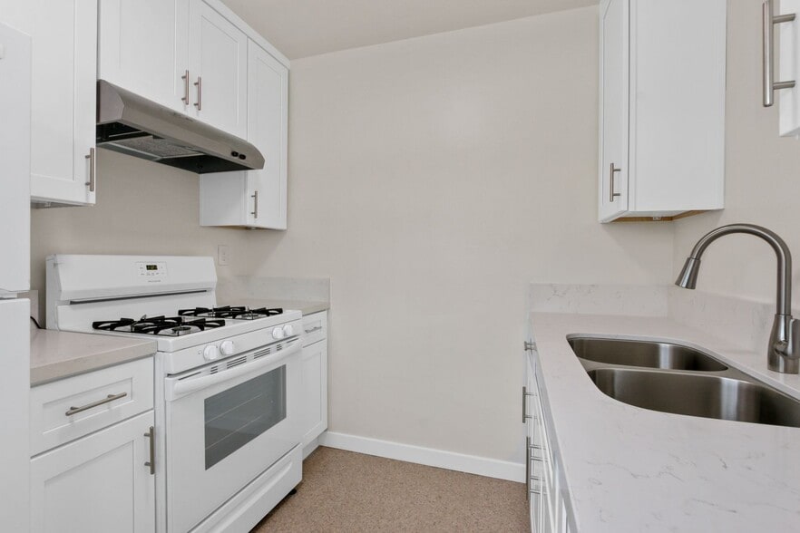 Building Photo - 10900 Santa Monica Blvd