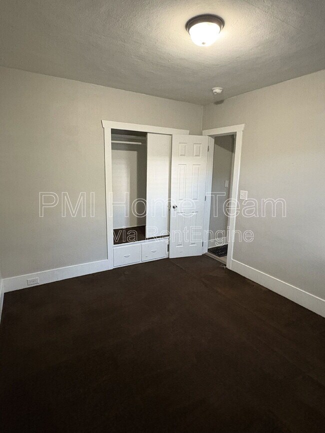 Building Photo - 526 6th St