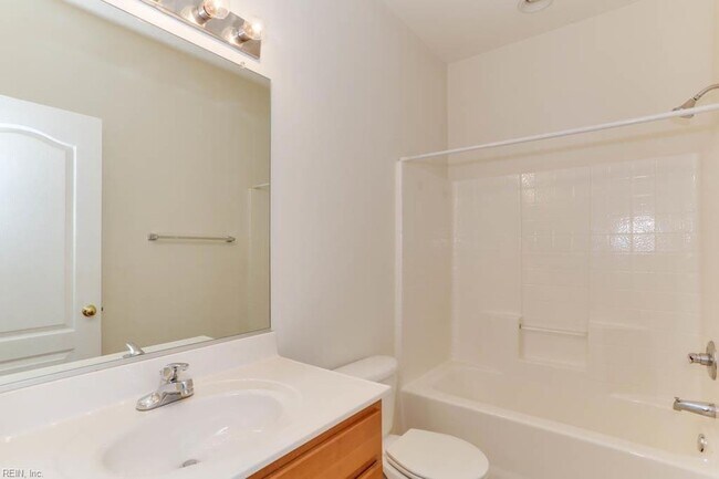 Building Photo - 528 Normandy St