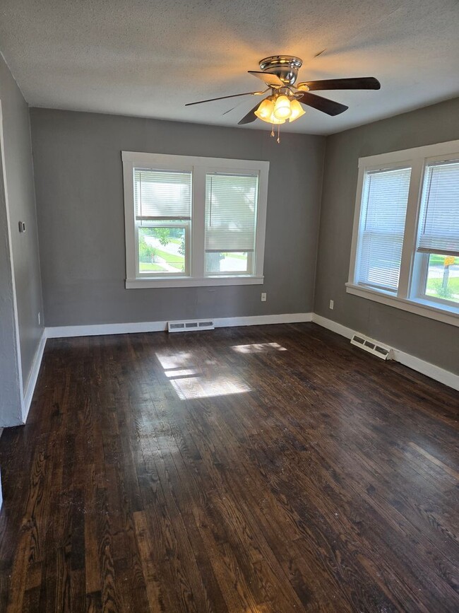 Building Photo - Charming 2-Bedroom Home with Open Floor Plan & Fenced Backyard