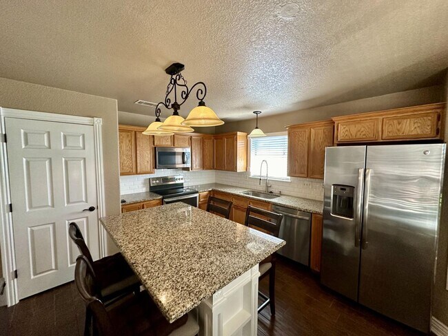 Building Photo - AVAILABLE NOW!