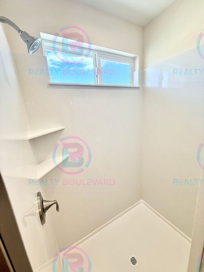 Building Photo - 1/2 Month Free !Modern Comfort and Conveni...