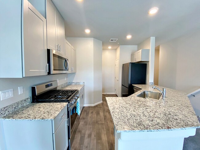 Building Photo - UPGRADED 2 BEDROOM TOWNHOME IN GATED COMMU...