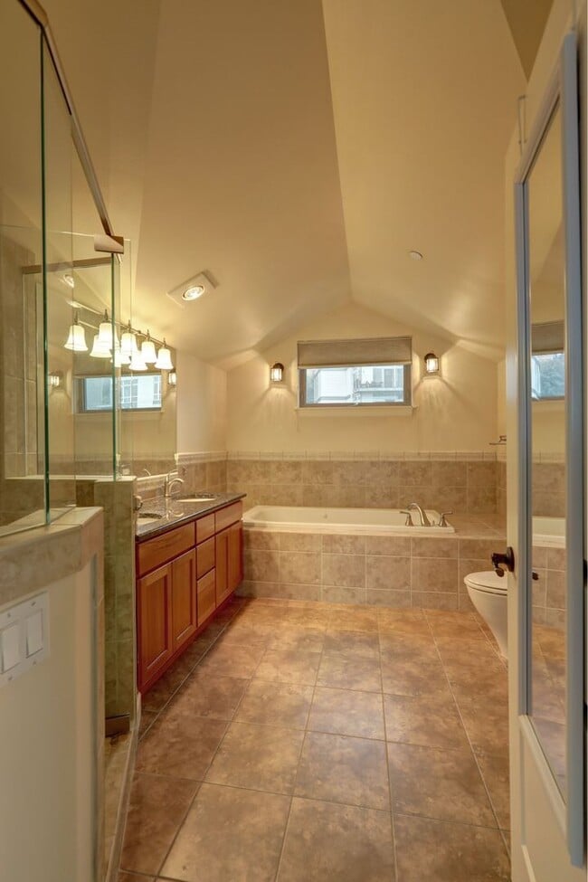 Building Photo - Grand 4 bedroom /2.5-bathroom Townhome w/ Sweeping Views of Lake Union & Cascades!