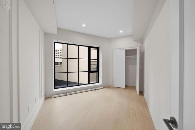 Building Photo - 2121 Ward Pl NW