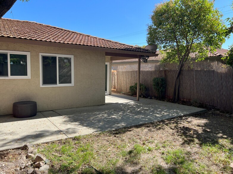 Backyard with Patio area - 5181 Oxbow Ct